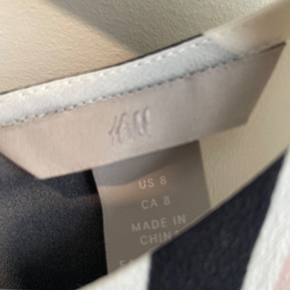 H&M pleated dress size 8 - Picture 3 of 3